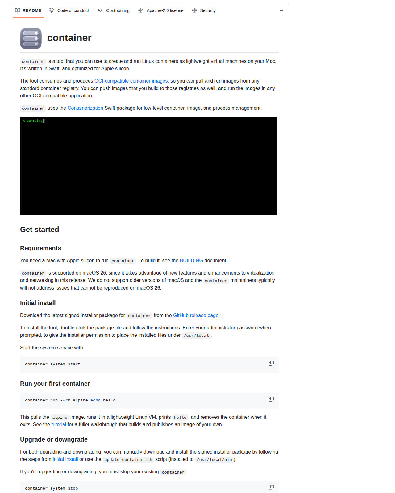 apple/container 的 GitHub 儲存庫 README 開頭,顯示專案名稱 container 與說明文字,指出該工具可在 Mac 上以輕量虛擬機器建立及執行 Linux 容器,並說明其相容 OCI 容器映像