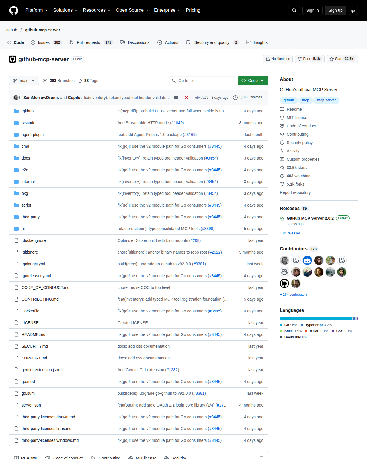 GitHub MCP Server 的儲存庫首頁頂部，顯示儲存庫名稱 github/github-mcp-server、專案描述、程式語言標示與目錄導覽