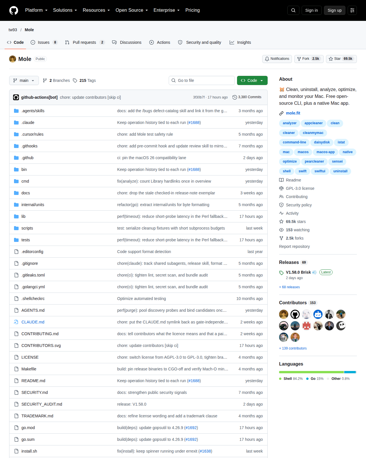 tw93/Mole 的 GitHub 儲存庫首頁頂部,顯示 repo 名稱 tw93/Mole、Star 數 69.5k、Fork 數 2.5k、Issues 數 8、Pull requests 數 2,以及最新的提交紀錄與右側簡介欄位