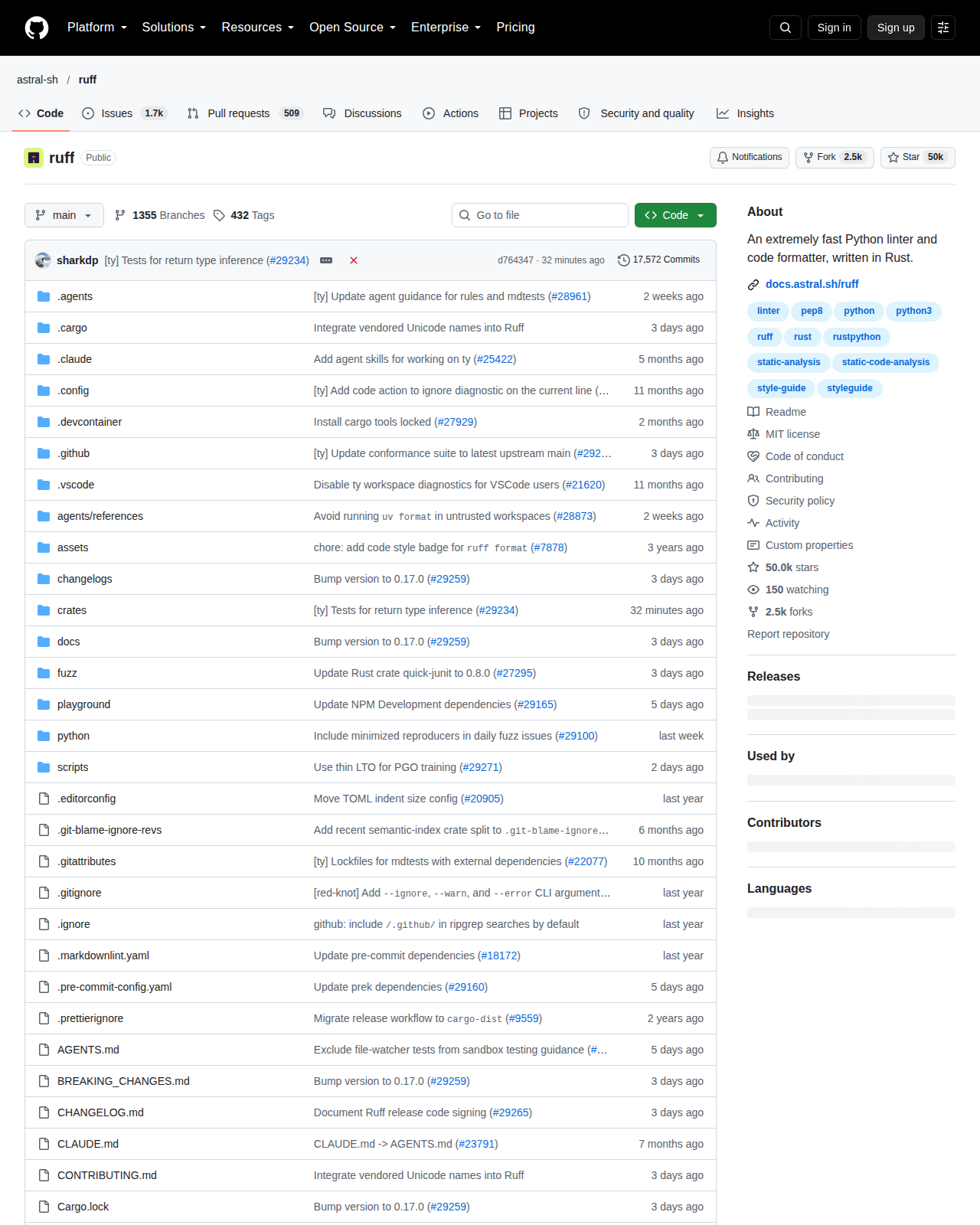 Ruff 專案的 GitHub 儲存庫首頁頂部,顯示儲存庫名稱 astral-sh/ruff、星標數 50k、複製數 2.5k、主要語言 Rust 與 MIT 授權標示,以及「An extremely fast Python linter and code formatter, written in Rust」的專案描述